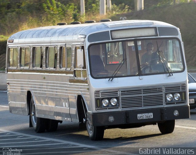 Ônibus Particulares GPC3647 na cidade de Itaúna, Minas Gerais, Brasil, por Gabriel Valladares. Número da foto: #3523854.