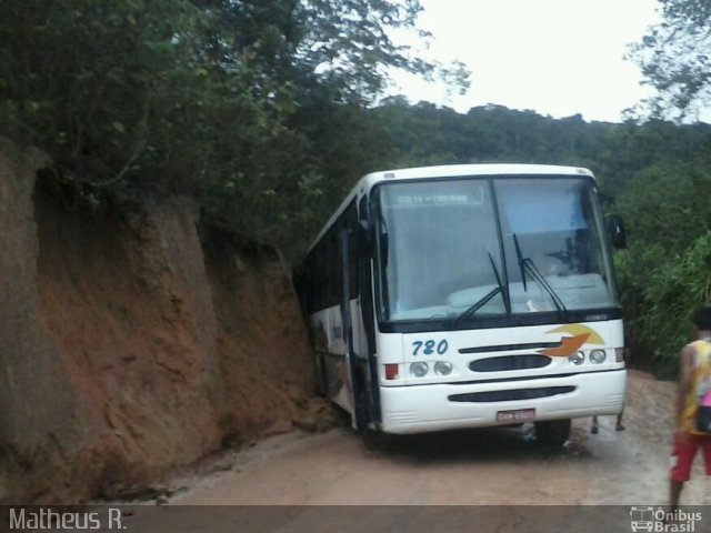 Viação Águia Azul 720 na cidade de Porto Seguro, Bahia, Brasil, por Matheus Rocha Santiago. Número da foto: #3479706.
