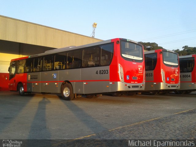 Express Transportes Urbanos Ltda 4 8203 na cidade de São Paulo, São Paulo, Brasil, por Michael Epaminondas. ID da foto: 3566226.