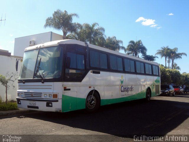 Ônibus Particulares 9438 na cidade de Araxá, Minas Gerais, Brasil, por Guilherme Antonio. Número da foto: #3574279.