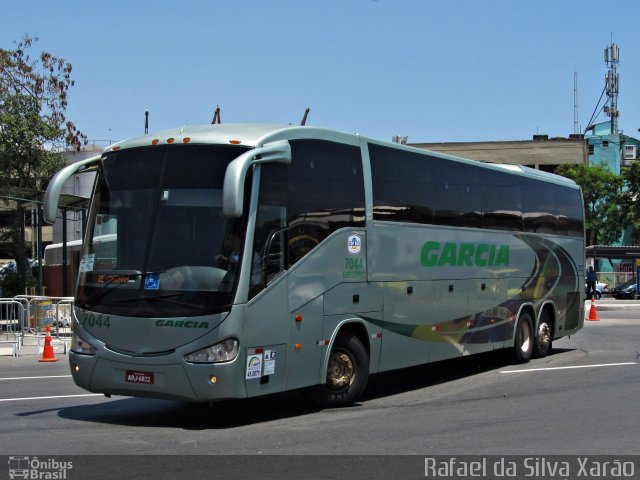 Viação Garcia 7044 na cidade de Rio de Janeiro, Rio de Janeiro, Brasil, por Rafael da Silva Xarão. Número da foto: #3576982.