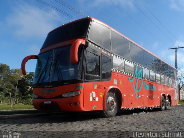 Dourado Transportadora Turística 2000 na cidade de Santa Maria, Rio Grande do Sul, Brasil, por Cleverton Schmitt. Número da foto: #3547617.