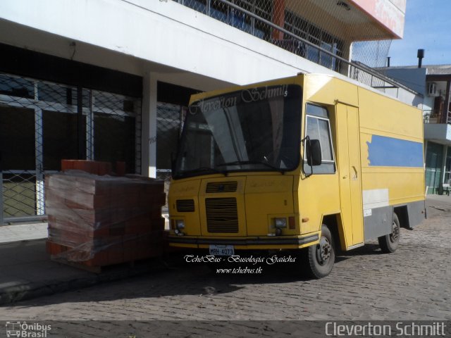 Ônibus Particulares 4073 na cidade de Candelária, Rio Grande do Sul, Brasil, por Cleverton Schmitt. Número da foto: #3637419.
