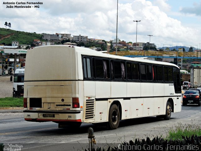 Ônibus Particulares 2220 na cidade de João Monlevade, Minas Gerais, Brasil, por Antonio Carlos Fernandes. Número da foto: #3638794.