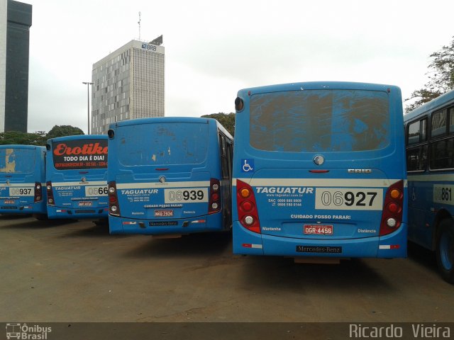 Taguatur - Taguatinga Transporte e Turismo 06927 na cidade de Brasília, Distrito Federal, Brasil, por Ricardo Vieira. ID da foto: 3640628.