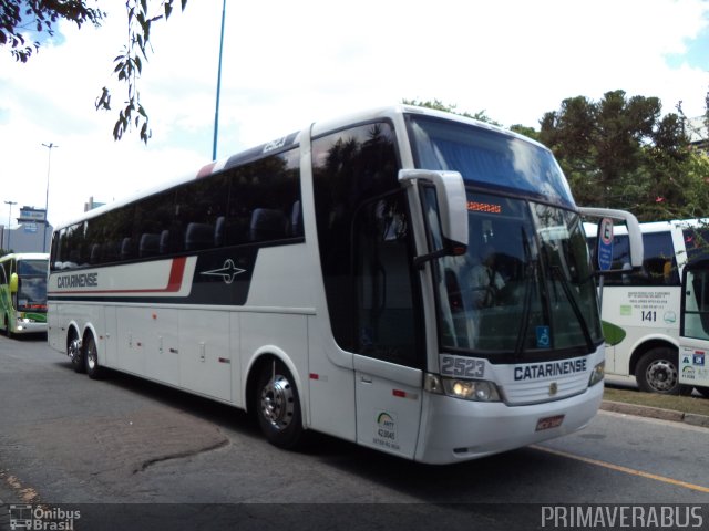 Auto Viação Catarinense 2523 na cidade de Curitiba, Paraná, Brasil, por Alexandre Rodrigo. Número da foto: #3657568.